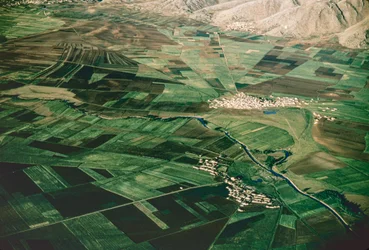 Luchtfoto van gecultiveerde velden in de vruchtbare Al Beqaa-vallei aka Al Biqa-vallei
