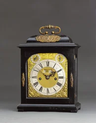 James II gemonteerde slagklok met trekkwartierherhaling, nr. 166, c.1690-95 (ebbenhout & verguld metaal)