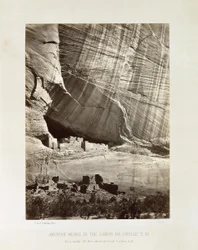 Oude ruïnes in de Cañon de Chelle, N.M. (Territorium)