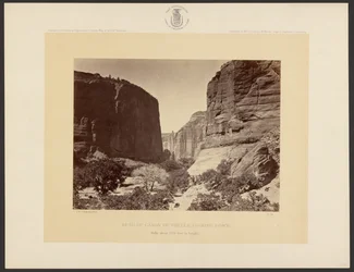 Kop van Cañon de Chelle, naar beneden gezien. Wanden ongeveer 1,200 voet hoog.