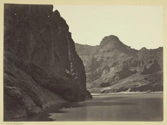 Black Cañon, Colorado River, uitzicht stroomafwaarts nabij kamp 7. Verkenningen in Nevada en Arizona, expeditie van 1871. Luitenant Geo. M. Wheeler, commandant.