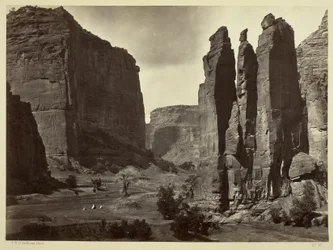 Cañon de Chelle, muren van de Grand Canyon, ongeveer 1200 voet hoog, 1873
