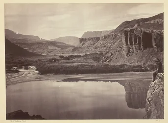 Uitzicht over de Colorado rivier naar de monding van Paria Creek