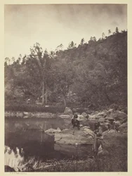 Uitzicht op Apache Lake, Sierra Blanca Range, Arizona, Twee Apache-Verkenners op de voorgrond
