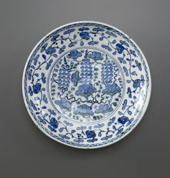 Schaal met druivenontwerp, Iznik, Ottomaanse dynastie