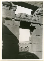 Architraaf in tempel, Naqa, Soedan, foto door Ugo Monneret de Villard