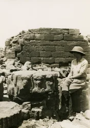 Kolomvoet versierd met goddelijke figuren, Grote behuizing, Musawwarat es Sufra, Soedan, foto door Ugo Monneret de Villard