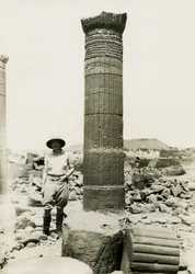 Zuil met decoratieve reliëfs, tempelruïnes in Great Enclosure, Musawwarat es Sufra, Soedan, foto door Ugo Monneret de Villard