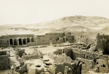Commerciële ruimte in het klooster van St Simeon, Aswan, Egypte, foto door Ugo Monneret de Villard
