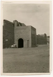 Oostelijke poort en toren van het klooster van St. Simeon, Aswan, Egypte, foto door Ugo Monneret de Villard
