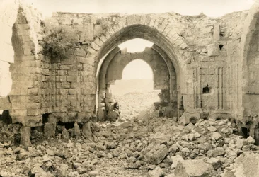 Interieur van Byzantijnse basiliek, Amman, Jordanië, foto door Ugo Monneret de Villard, circa 1920