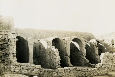 Interieur van het klooster van St Simeon, gebouwen 311-36, Aswan, Egypte, foto door Ugo Monneret de Villard