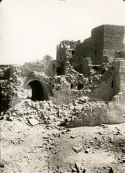 Grote donjon (qasr) van het klooster van St Simeon, Aswan, Egypte, foto door Ugo Monneret de Villard