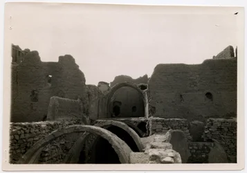 Grote donjon (qasr) van het klooster van St Simeon, Aswan, Egypte, foto door Ugo Monneret de Villard