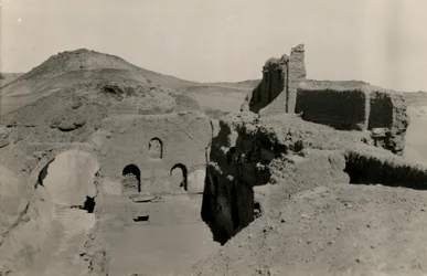 Grote donjon (qasr) van het klooster van St. Simeon, zicht op de doorgang voor de opgraving, Aswan, Egypte, foto door Ugo Monneret de Villard