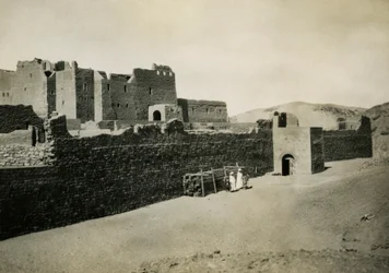Klooster van St Simeon, van buiten gezien met oostelijke muur, Aswan, Egypte, foto door Ugo Monneret de Villard