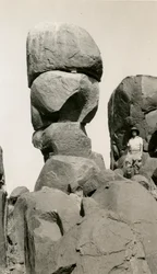 Rotsen in Goz Regeb, Soedan, foto door Ugo Monneret de Villard, ca 1925