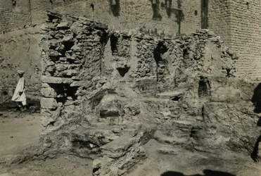 Ruïnes van de kerk in het klooster van St Simeon, Aswan, Egypte, foto door Ugo Monneret de Villard