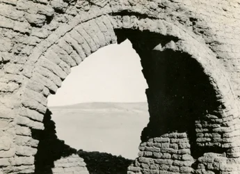 Ruïnes van kerk in woestijn, detail van pendentie voor koepel, Adindan, Egypte, foto door Ugo Monneret de Villard