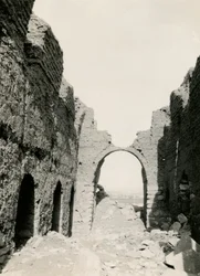Ruïnes van kerk bij Nilo rivier, zicht op interieur, Adendan, Egypte, foto door Ugo Monneret de Villard