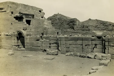Ruïnes van de koptische kerk bij de Hathor tempel, Dendera, Egypte, foto door Ugo Monneret de Villard