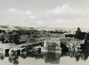 Uitzicht op Elephantine eiland met de Nijl, Egypte, foto door Ugo Monneret de Villard