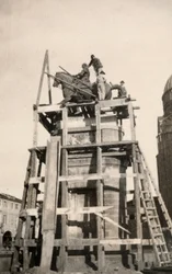 Het ruiterstandbeeld van "Gattamelata" in restauratie in Padova tijdens de Eerste Wereldoorlog