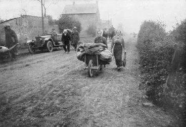 Een Britse soldaat helpt een vrouw terug naar haar dorp, Frankrijk, 1918