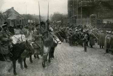 Een Kozakkenpatrouille en Russische infanterie