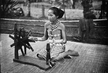 Een Dayak meisje aan haar spinnewiel, 1902