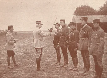 Een Franse generaal die onderscheidingen uitreikt aan vliegers, ca. 1918