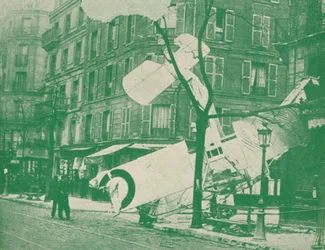 Een Frans vliegtuig landt in een straat in Parijs, c1917 1919