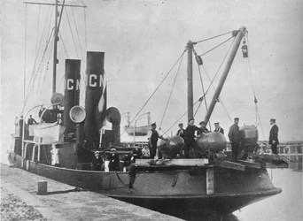 Een Duitse mijnenlegger die de haven verlaat met haar mijnen klaar op het dek, 1914