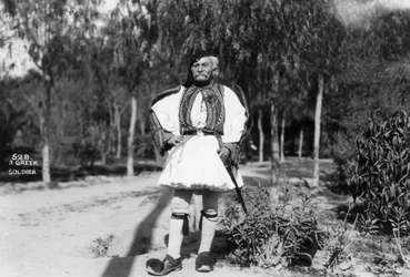 Een Griekse soldaat in traditioneel uniform, c1920s-c1930s