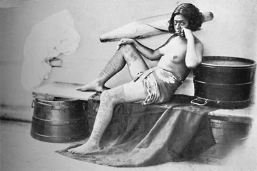 Een Marquesa-vrouw met volledig getatoeëerde onderbenen
