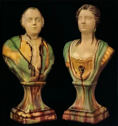 Een paar Staffordshire aardewerk bustes die koning George III en koningin Charlotte voorstellen