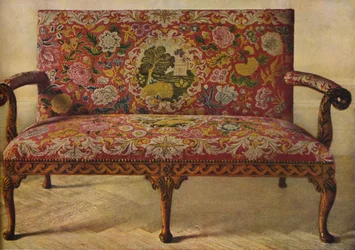 Een Queen Anne-bankje bekleed met Petit Point, c1900, 1936