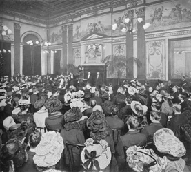 Een zondagavond debat in de Old Playgoers Club, Londen, c1903