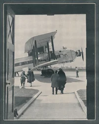 Een symbool van de moderne wereld - Passagiers aan boord gaan op Croydon Aerodrome, c1935