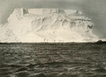 Een tabulaire ijsberg van typisch Antarctische vorm, ca. 1908, 1909