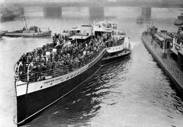 Een bankvakantie menigte aan boord van een raderstoomboot op weg naar Margate, Londen