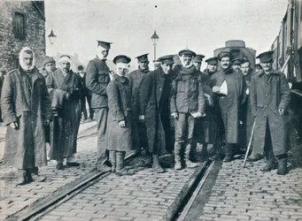 Een groep gewonden van Neuve Chapelle op een Frans treinstation