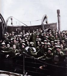 Een boot met soldaten gered uit Duinkerken, 1940, 1945