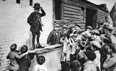 Een opkomende bewonderaar van Charlie Chaplin, oostkant van Londen, 1926-1927