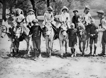 Een ezelrit op een vrije dag op Hamstead Heath, Londen, 1926-1927