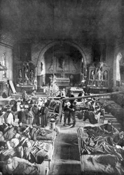 Een veldstation aan het front, in het schip van een plattelandskerk, Eerste Wereldoorlog