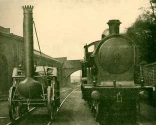 Een levensgroot model van Stephensons Rocket naast een locomotief van de George de Vijfde klasse, Londen