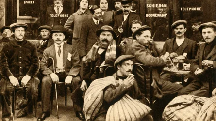 Een groep vluchtelingen-veldwerkers in een café in Parijs, Eerste Wereldoorlog, 1914-1918, 1933