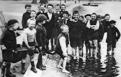 Een groep zomerroeiers in de Serpentine, Londen, 1926-1927