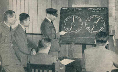 Een lezing over instrumentvliegen op de Central Flying School in Upavon, Wiltshire, ca. 1936-1937